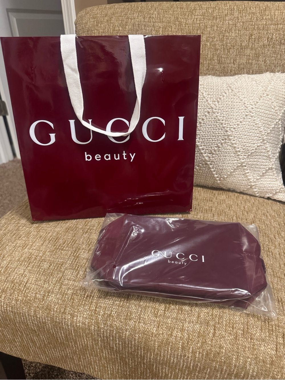 NEW AUTHENTIC GUCCI BEAUTY TOILETRY COSMETIC ZIPPERED POUCH W/ SHOPPING BAG - Picture 2 of 10